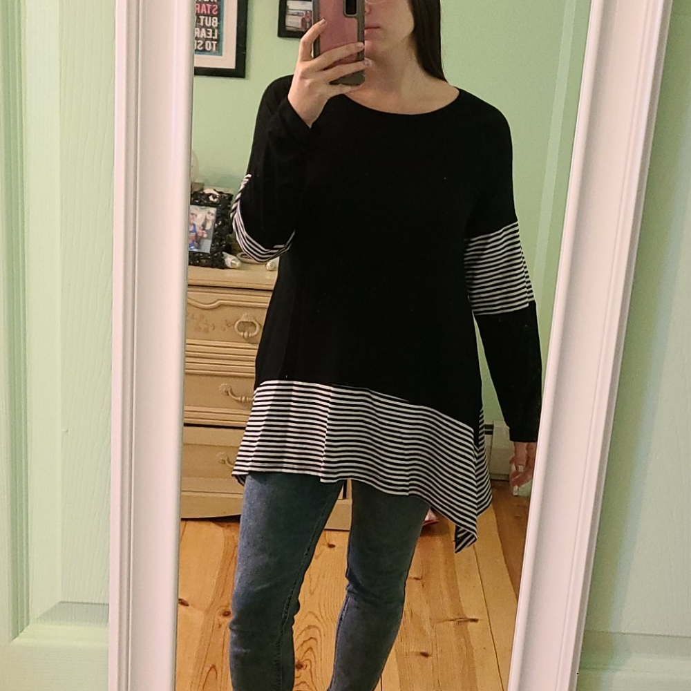 😊NWOT Black and White Stripe Pattern Tunic